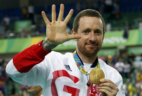 Britský cyklista Bradley Wiggins se zlatou olympijskou medailí.