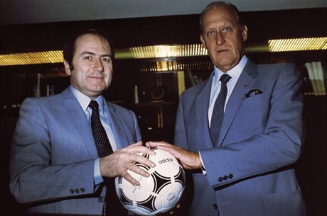 Joao Havelange (vpravo) na archivním snímku s pozdjím prezidentem FIFA Seppem...