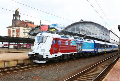 Lokomotiva ady 380 s polepem pipomínající výroí expreního spojení Slovenská...