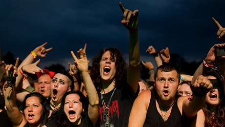 Fanouci zvedající ruce s klasickým metalovým paroháem - Ilustraní foto.