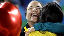 astn brazilsk ragbistka oslavuje sv zsnuby se svou ptelkyn.