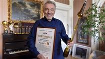 Zpěvák Karel Gott vstoupil do Rekordmanské síně slávy. Certifikát za největší... | na serveru Lidovky.cz | aktuální zprávy