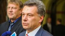 Poslanec ODS a šéf vyšetřovací komise Pavel Blažek (vpravo). V pozadí stojí... Poslanec ODS a šéf vyšetřovací komise Pavel Blažek (vpravo). V pozadí stojí...