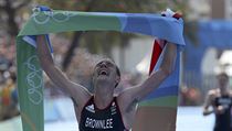 Alistair Brownlee protn clovou psku olympijskho triatlonu.