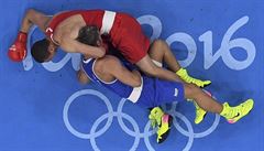 Olympijský box - Rus Jevgenij Tienko (v erveném) a Ital Clemente Russo ve...