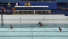 Napoutní olympijského bazénu ped závodem akvabel.