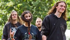 Skupina milovník metalu na festivalu Brutal Assault v Jaromi-Josefov.