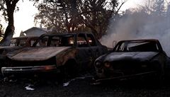 Spálené vraky aut, které pokodil lesní poár.