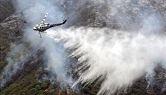 Vrtulník zasahující pi rozsáhlých lesních poárech.