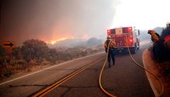 Kalifornii suují hrozivé lesní poáry, ze svým domov muselo být evakuováno...