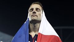 Francouzský Renaud Lavillenie v národní vlajce po získání stíbrné medaile ve...