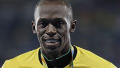 Usain Bolt se zlatou medailí ze závodu na 100 metr.