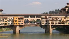 20. Ponte Vecchio, Florencie Díve byly obchody pilepené na mostních...