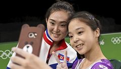 Úsmv! Olympijské selfie Severokorejky Hong (vlevo) a Jihokorejky Lee (vpravo)...