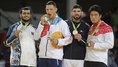 Olympijtí medailisté v judu v kategorii do 100 kg. V popedí se zlatou medailí...