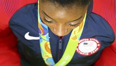 Americká gymnastka Simone Bilesová se s temi zlatými medailemi adí mezi...