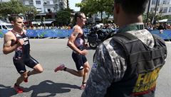 Alistair Brownlee a Jonathan Brownlee na trati olympijského triatlonu.