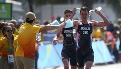 Alistair Brownlee a Jonathan Brownlee na trati olympijského triatlonu.