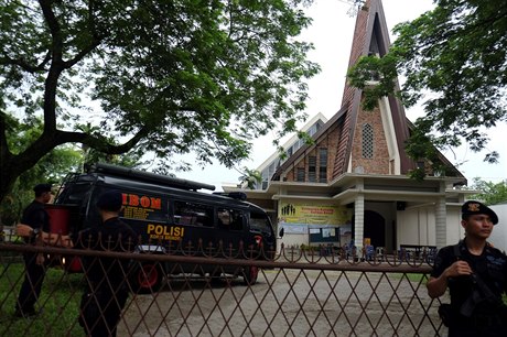 Indonéská policie hlídkuje ped kostelem, ve kterém se chtl útoník odpálit