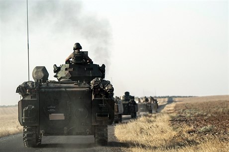 Turecké tanky pekraují hranici do Sýrie