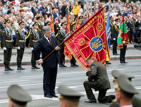 Ukrajinský prezident Petro Poroenko se státní zástavou.
