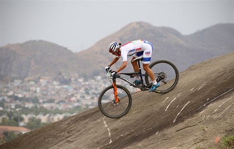 Bikerka Kateina Nash v olympijském závod cross country.