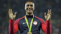 Americký desetibojař Ashton Eaton se svým zlatem. | na serveru Lidovky.cz | aktuální zprávy