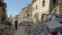 Muž v ulicích zničeného města Amatrice. | na serveru Lidovky.cz | aktuální zprávy