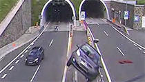 Letící auto u slovenského tunelu. | na serveru Lidovky.cz | aktuální zprávy