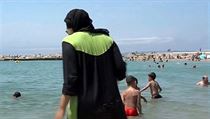 Nissrine Samaliová v Burkinách na pláži. | na serveru Lidovky.cz | aktuální zprávy