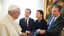 Pape Frantiek pi debat s fem Facebooku Zuckenbergem.