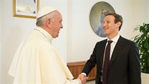Pape se vt s fem Facebooku Zuckenbergem.