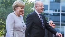 Angela Merkelová a Bohuslav Sobotka před vstupem do ČVUT. | na serveru Lidovky.cz | aktuální zprávy