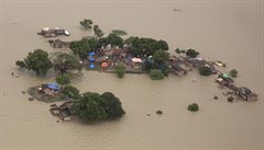 Vesnice Soraon vystupuje ze zatopeného okolí.