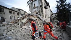 Záchranái prohledávají zbytky z budovy v italském Arcuata del Tronto poté, co...