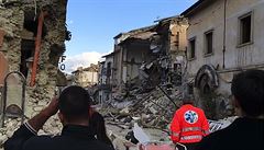 Záchranái prohledávají ruiny budov zasaené zemtesením.