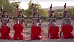 Islámský stát zveejnil video, na kterém ptice chlapc popravuje zajatce.