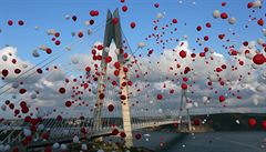 ervené a bílé balonky symbolizující barvy turecké vlajky byly vyputny pi...