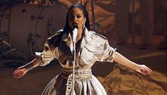 Na cenách televize MTV vystoupila také Rihanna.