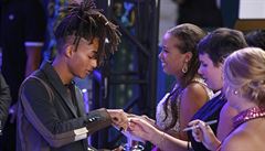 Herec Jaden Smith rozdává autogramy ped vstupem do Madison Square Garden.