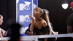 Zpvaka Ariana Grande posílá polibek fanoukm.