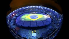 Brazilská vlajka uprosted stadionu Maracaná.