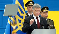 Projev Petra Poroenka (uprosted) k 25. výroí ukrajinské nezávislosti. Vpravo...