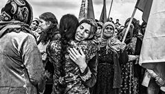 Matka na pohbu dcery, která bojovala v kurdských enských jednotkách proti...