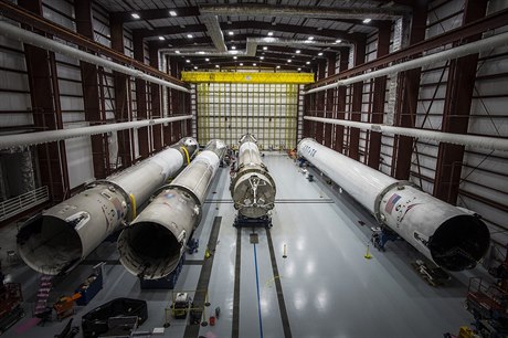 Spolenost SpaceX poprvé vyuije k opakovanému startu první stupe rakety...