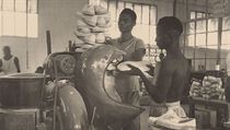 Boty Baa. Snmek z tovrny v Senegalu, 1951.