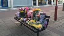 Lidé nosí na místo útoku v Harlow květiny. | na serveru Lidovky.cz | aktuální zprávy