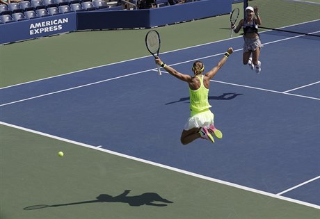 Lucie afáová a Bethanie Matteková-Sandsová slaví postup do finále US Open.
