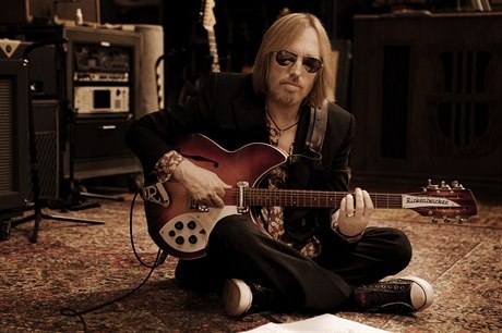 Tom Petty se svou ikonickou kytarou znaky Rickenbacker. V kapele Mudcrutch...