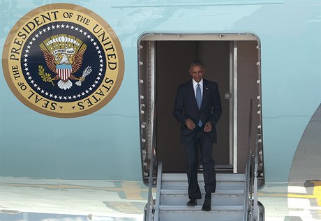 Americký prezident Barack Obama vystupuje z letadla.